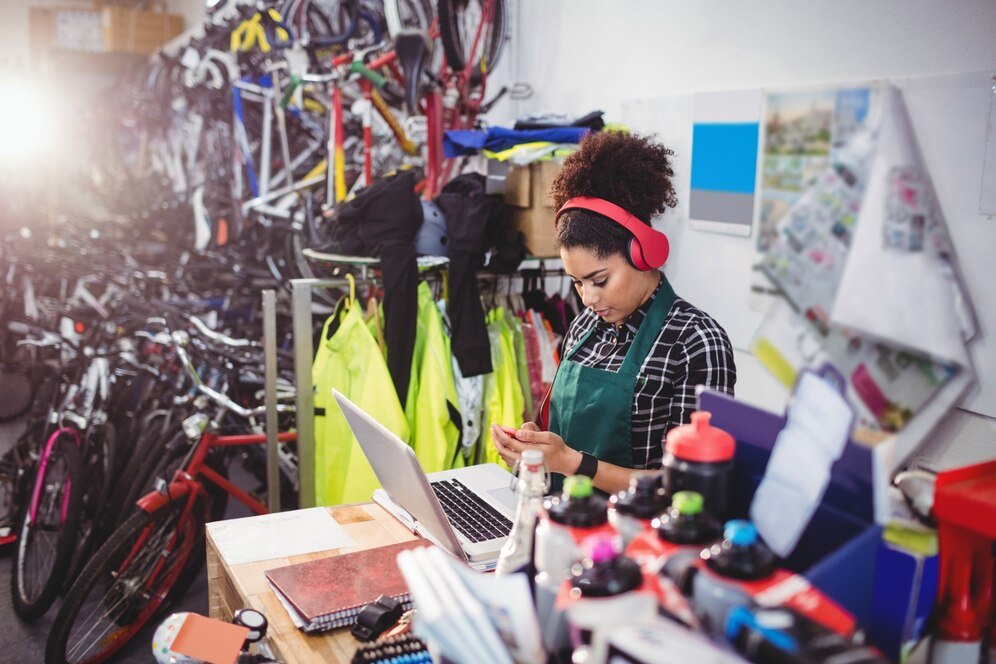 mechanic-using-laptop-while-listening-music_1170-2363